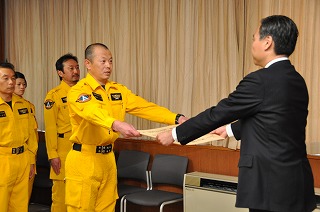写真：消防防災航空隊に知事から褒状を授与