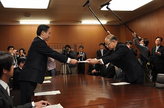 写真：知事意見を提出する阿部知事