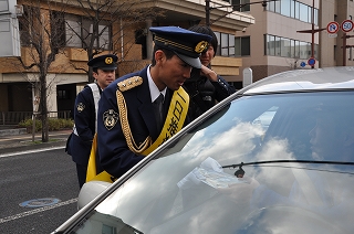 写真：街頭啓発活動の様子