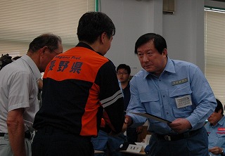 写真：亀岡政務官へ要請書を手渡す