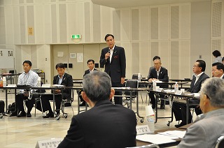 写真：会議冒頭であいさつする阿部知事