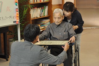 写真：知事からお祝い状を受け取る横山さん