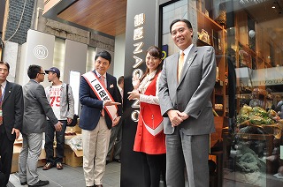 写真：1日店長を務めた峰さん、乙葉さんと知事