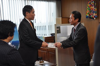 写真：風間議長から阿部知事へ見舞金を贈呈