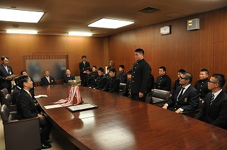 写真：阿部知事に抱負を語る主将の熊谷広夢さん