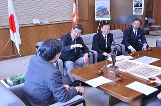 写真：「2015ぐんま冬国体」スキー競技会 男性総合1位・女性総合1位報告の様子