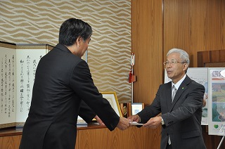 写真：知事から委嘱状を受け取る三浦マネージャー