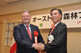写真：ルップレヒター大臣と握手をする阿部知事