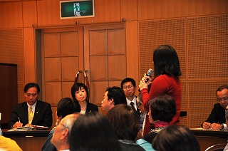 写真：タウンミーティング（上田市）での意見交換の様子