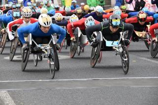 写真：車いすマラソンスタート