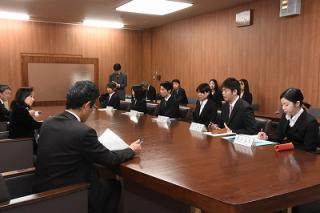 写真：中島副知事と大学生等の懇談の様子