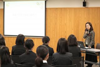 写真：県庁ガイダンス女子会で中島副知事のメッセージを熱心に聞く学生たち