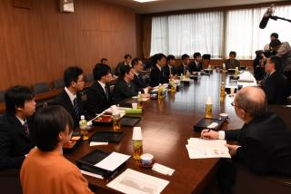 写真：知事と懇談する若手企業家や学生の皆さん