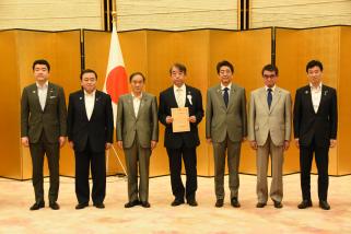 写真：SDGs未来都市選定証を持った阿部首相、太田副知事ら