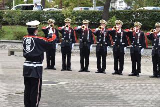 須坂市消防団によるラッパ吹奏の写真
