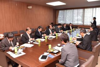 写真:知事、県関係者と長野県は宇宙県連絡業議会の皆さんが、ランチを食べながら懇談をしている様子
