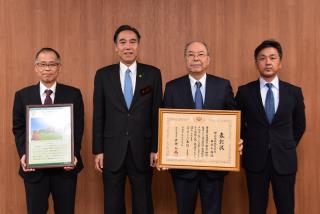 写真：経済産業大臣賞の表彰状を手に知事と並ぶ樫山工業の皆さん