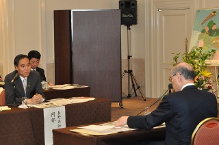 写真：懇談会の様子