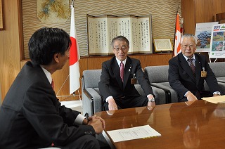 写真：知事と懇談する白馬村、小谷村の両村長