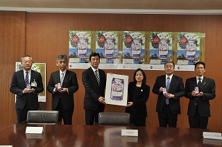 画像：「長野県産巨峰のチューハイ」発売に合わせ中島副知事を表敬