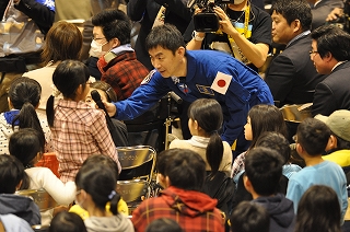 画像：油井宇宙飛行士（ミッション報告会）