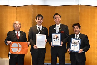 写真：宇宙飛行記念品の県旗と油井さんと知事、県議会議長、川上村長