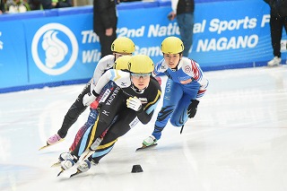 ショートトラック成年女子500メートル決勝の様子