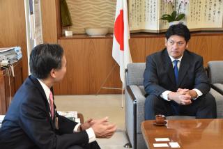 知事と立浪親方が会話をしている写真