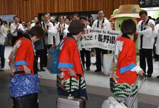 写真：知事などがオープニングイベントで、観光客の方をお出迎えしているシーン