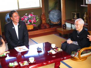 写真：知事がささだいらありこさんと懇談している様子