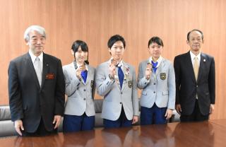 写真：太田副知事と技能五輪国際大会で入賞した方との記念撮影