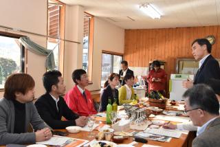 写真：知事と南信州松川りんごワイン振興会の皆さんとの意見交換の様子