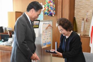 写真：知事と美谷島さんが話をしている様子