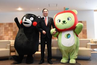 写真：手をつなぐくまモン、知事、アルクマ