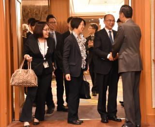 写真：握手を交わすきょきん省長と知事