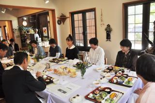 写真：池田町農産物加工組合カモミールの会の皆さんと知事らがランチを食べながら懇談している様子