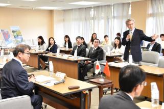 宋行使らと太田副知事が意見交換している写真