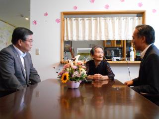 写真：掛川久子さんと知事が懇談している様子