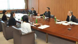 写真：知事と意見交換する病気療養児の教育支援を考える会の皆さん