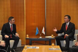 写真：知事と駐日カザフスタン共和国特命全権大使の懇談の様子