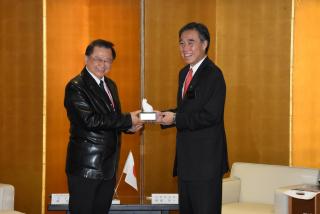 写真：薛（せつ）総会長と知事が記念品を持っての記念撮影