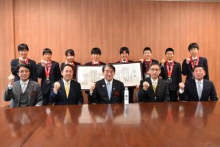 写真：長野東高校陸上部女子駅伝チームのみなさんと太田副知事が記念撮影