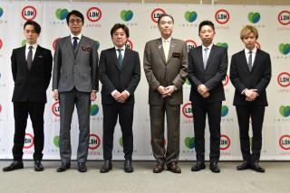写真：左から、TETSUYAさん、教育長、森CEO、知事、USAさん、佐藤大樹さん