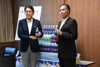 特産三ツ矢を持つ知事とマーケティング本部長