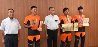 本伐木チャンピオンシップ優勝者及び日本ツリークライミングチャンピオンシップ優勝者の知事訪問の様子