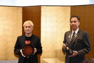 写真：記念品の木曽漆器を持った小林シェフと記念品の日本酒を持った知事の記念撮影