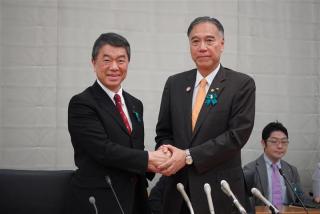 全国知事会義（握手）