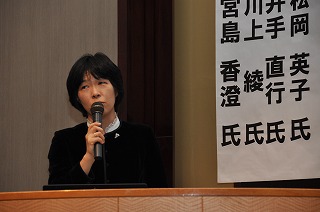 写真：講演する新井ゆたかさん