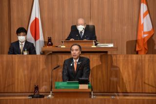 2月議会で開会のあいさつをする知事