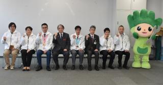写真：アビリンピックに出場した選手と太田副知事らが記念撮影